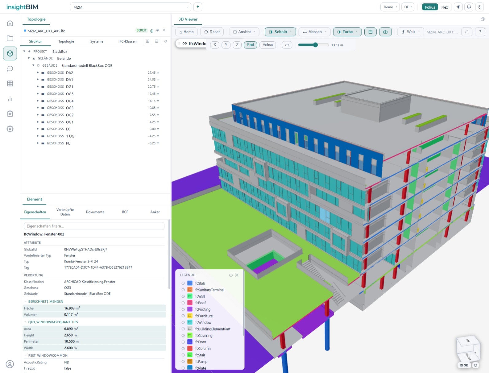 3D-Viewer in insightBIM: Modellstruktur und Elementeigenschaften links, farblich nach IFC-Klassen eingefärbtes Gebäudemodell mit Schnittebene rechts